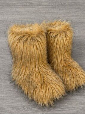 SHEIN Faux Fur Boot Slippers in Golden Brown
